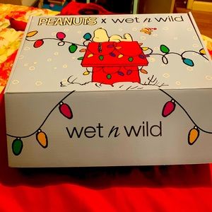 The Peanuts X Wet - wild full box makeup collection set . Christmas Edition.